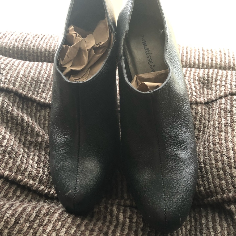 GORGEOUS Black Leather Matisse Booties.